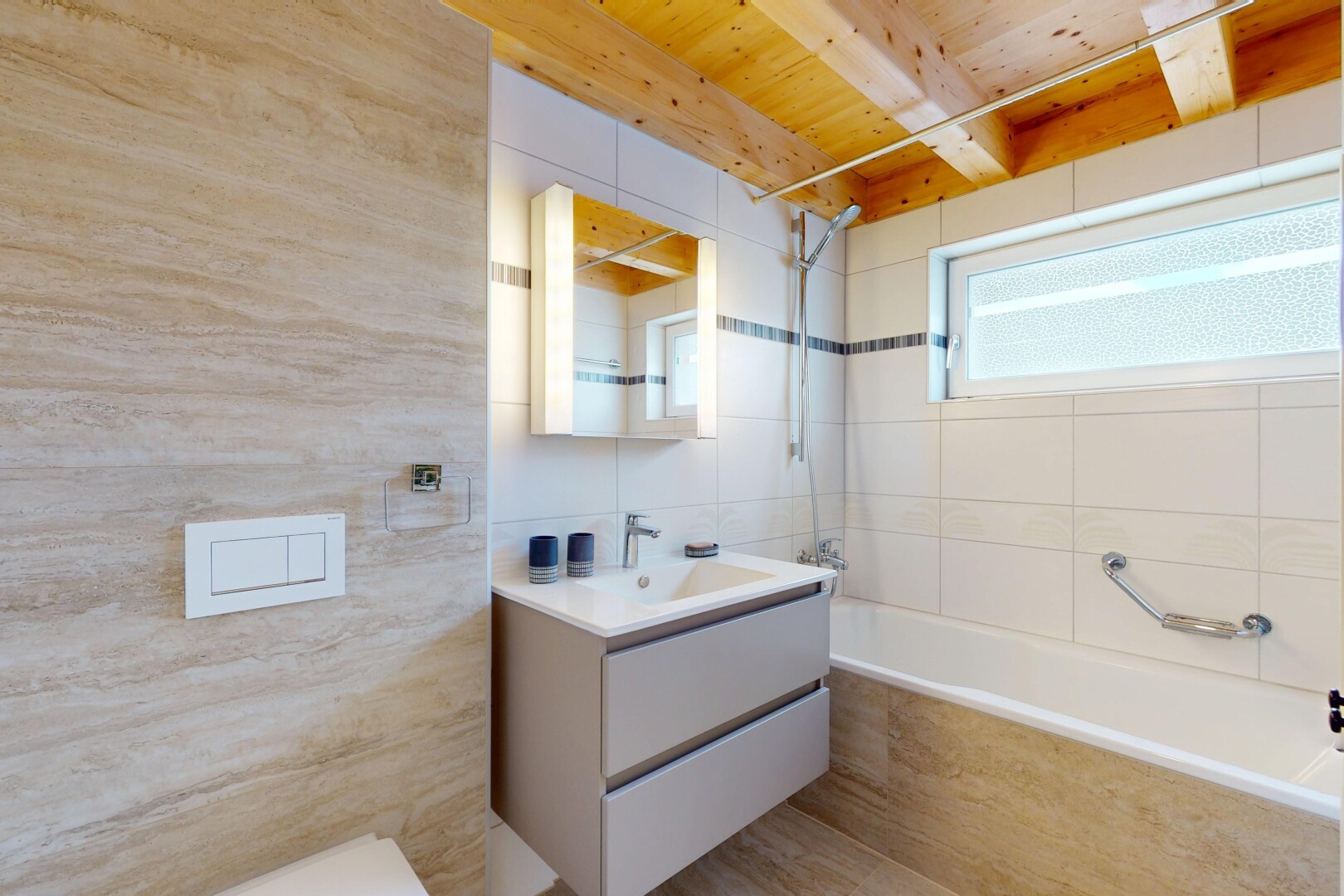 salle de bains avec inside property, tile tub, lavabo (ou coiffeuse selon le contexte), miroir, et douche-bain combinés