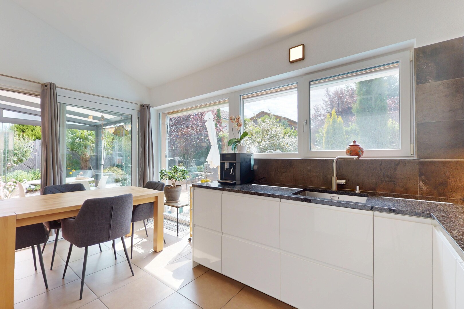 cuisine avec inside property, plafond voûté, vaulted ceiling, lumière naturelle, et natural light