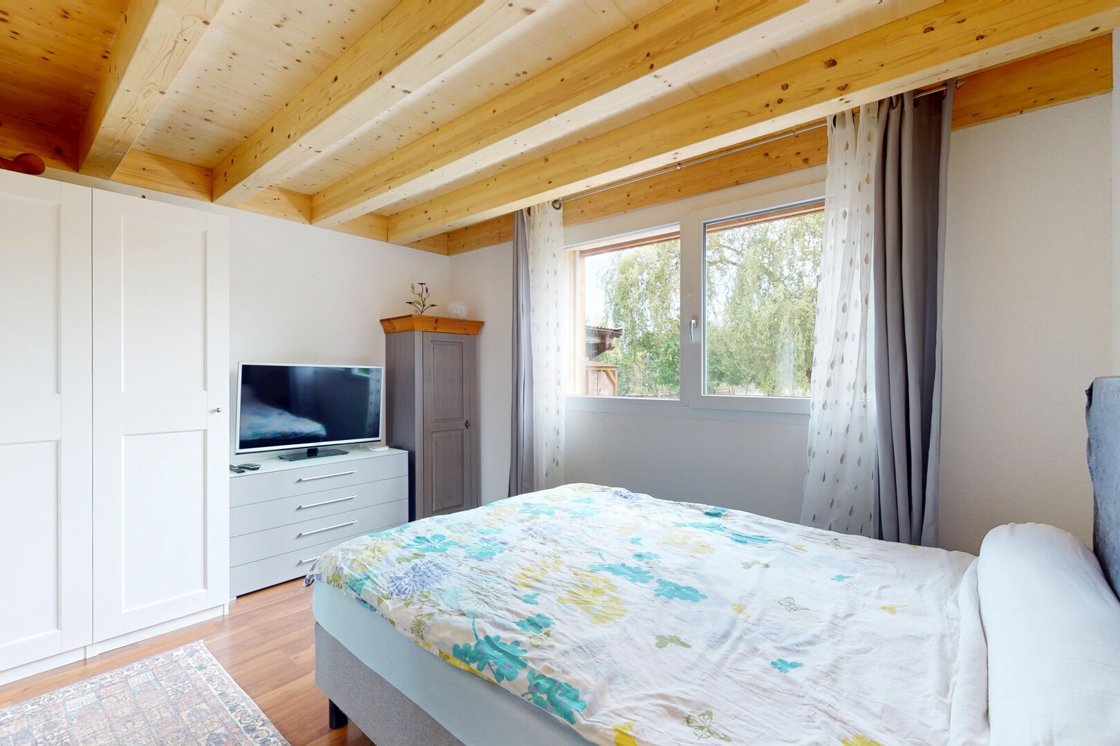 chambre avec inside property, lumière naturelle, natural light, télévision, et cloison sèche