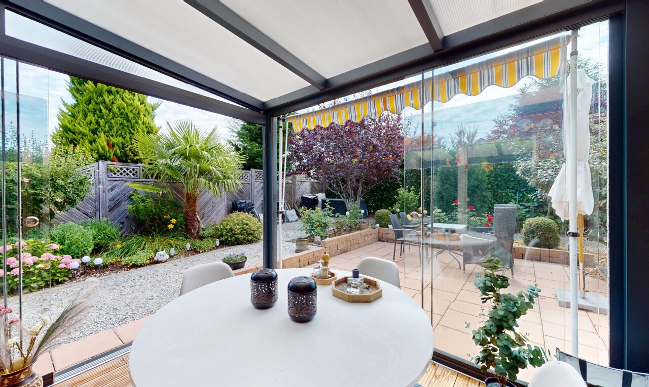 terrasse avec coin repas extérieur, terrasse, clôture, from property, et auvent