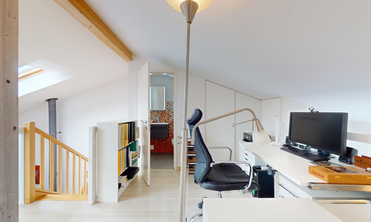 bureau avec télévision, inside property, wood finish floor, sol en finition bois, et espace bureau