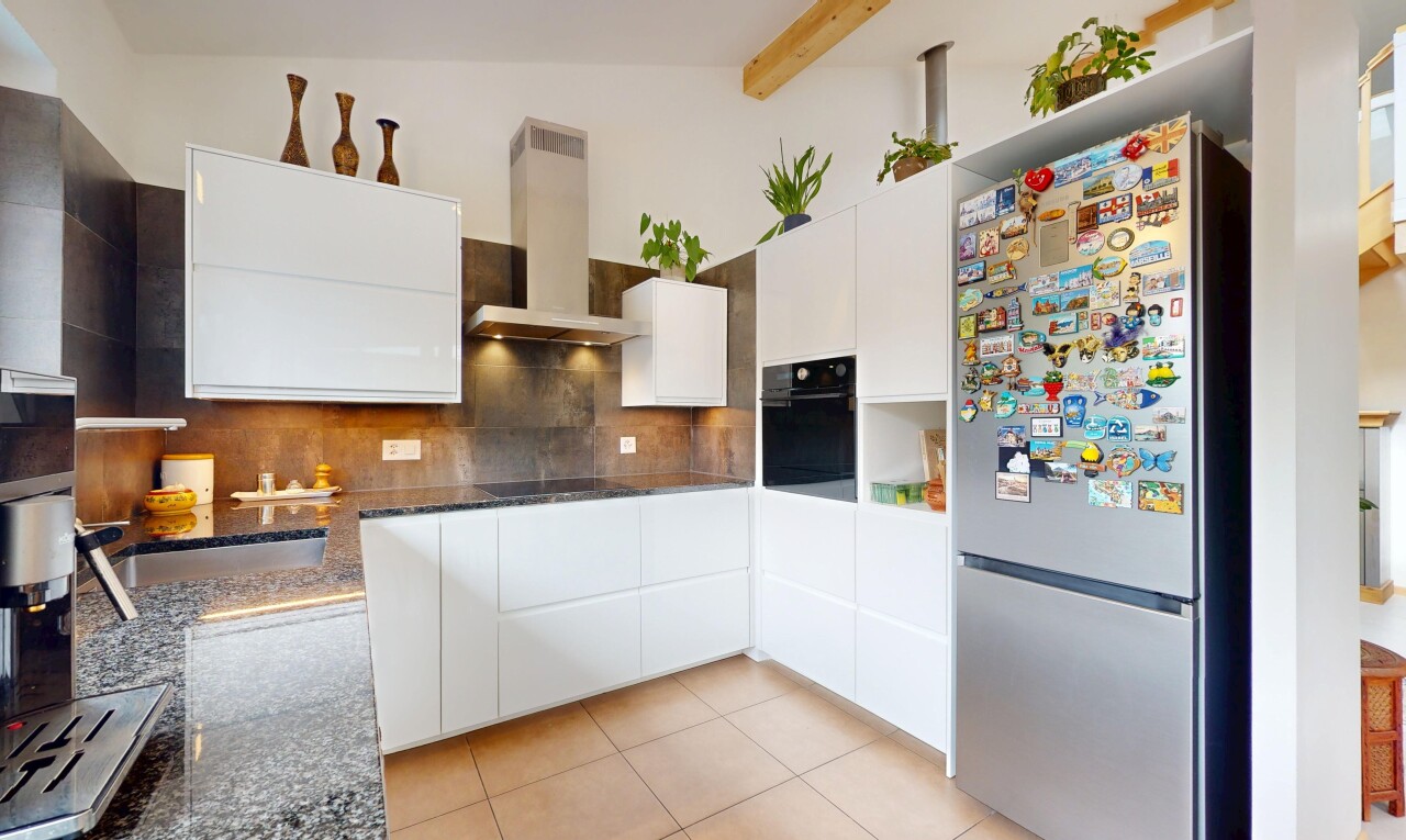 cuisine avec réfrigérateur, armoires blanches, four, dosseret, et backsplash