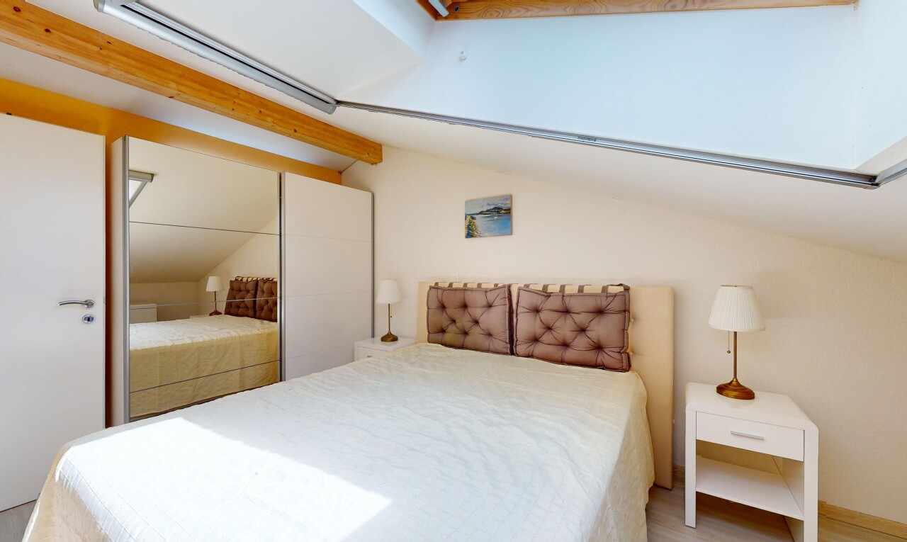 chambre avec plafond voûté, vaulted ceiling, inside property, cloison sèche, et drywall