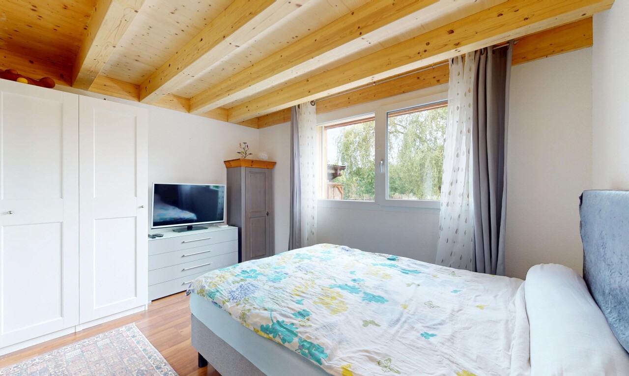 chambre avec inside property, lumière naturelle, natural light, télévision, et cloison sèche