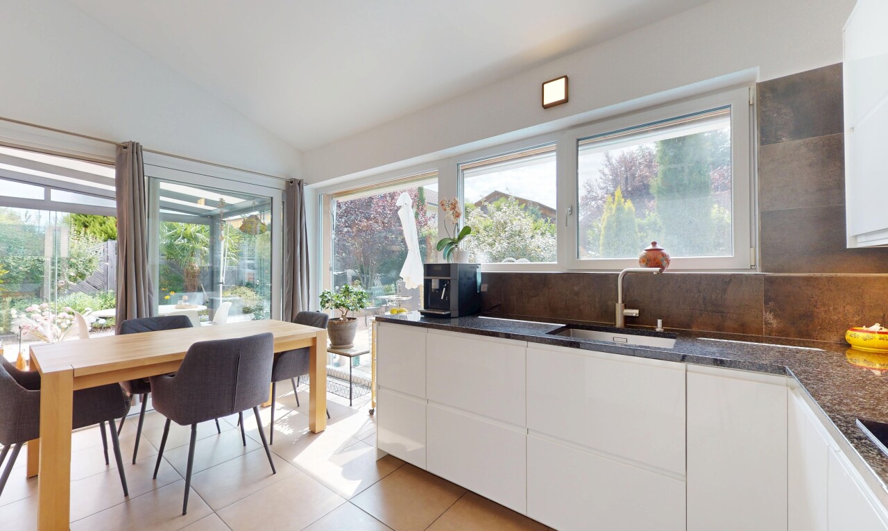cuisine avec inside property, plafond voûté, vaulted ceiling, lumière naturelle, et natural light