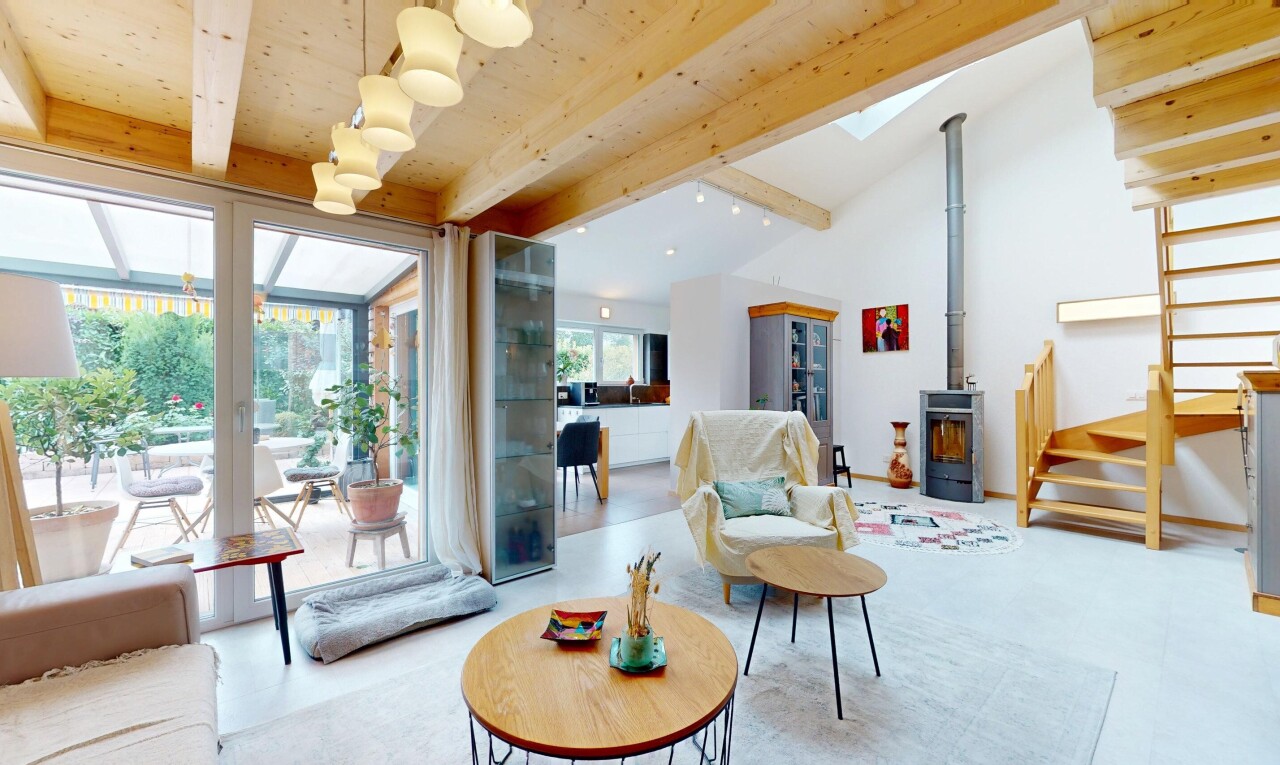 salon avec poêle à bois, inside property, beamed ceiling, plafond à poutres, et natural light