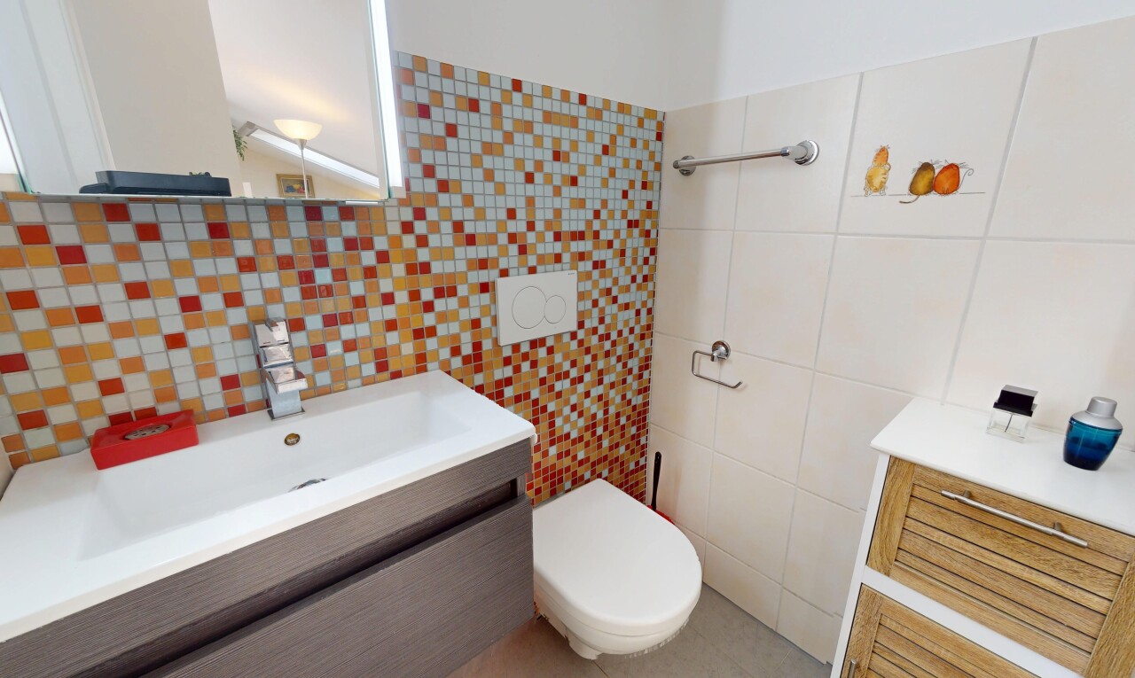 salle de bains avec mur en carrelage, tile wall, lavabo (ou coiffeuse selon le contexte), inside property, et évier