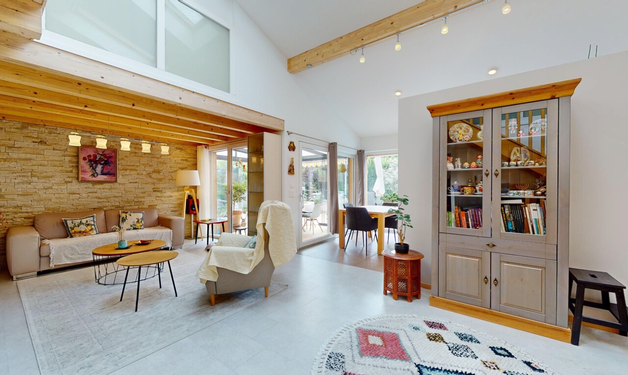 salon avec natural light, lumière naturelle, inside property, beamed ceiling, et plafond à poutres