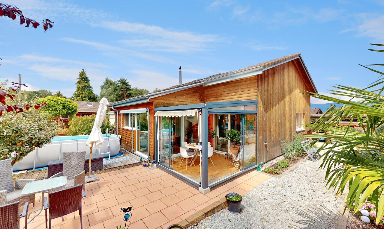 terrasse avec property visible, piscine, terrasse, et day time