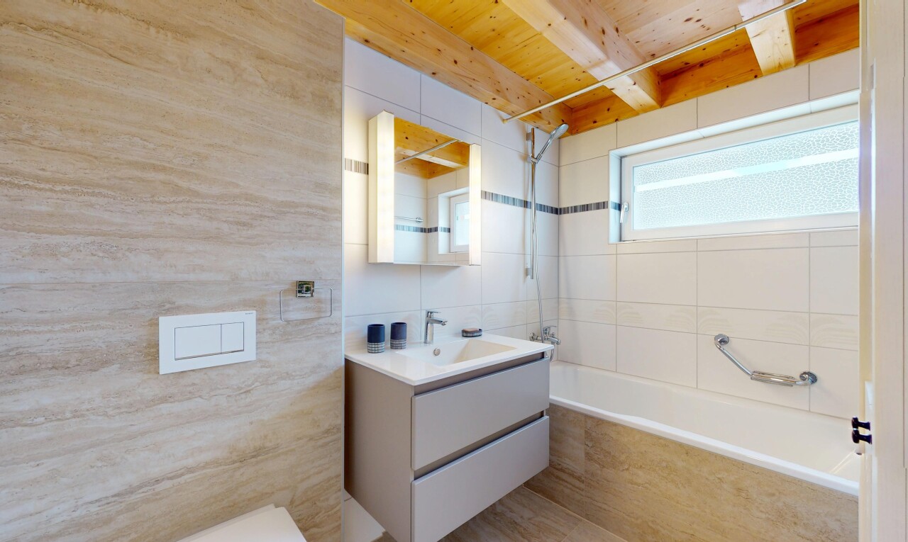 salle de bains avec inside property, tile tub, lavabo (ou coiffeuse selon le contexte), miroir, et douche-bain combinés