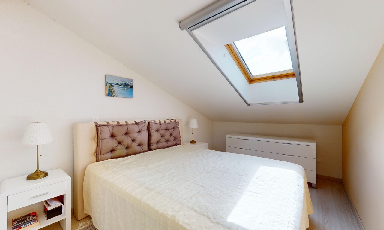 chambre avec pièce supplémentaire, cloison sèche, inside property, drywall, et plafond voûté