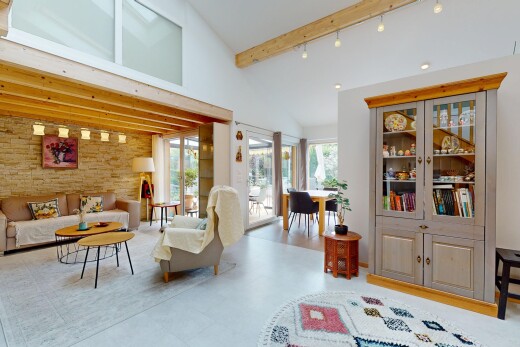 wohnzimmer mit natural light, natürliches licht, inside property, beamed ceiling, und balkendecke
