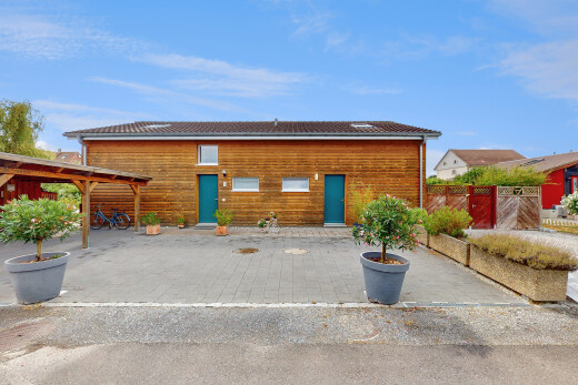 außenansicht mit property visible, day time, zaun, horizontale verkleidung, und holzverkleidung