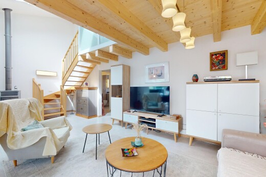 wohnzimmer mit treppen, fernseher, inside property, balkendecke, und beamed ceiling
