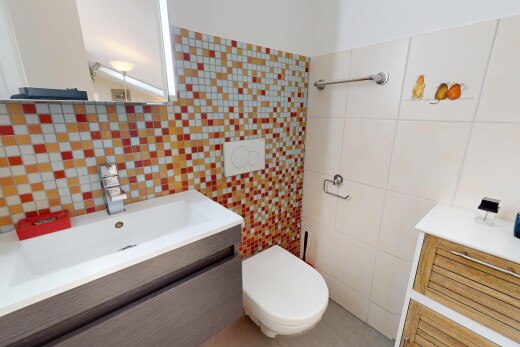bad mit fliesenwand, tile wall, schminktisch, inside property, und waschbecken