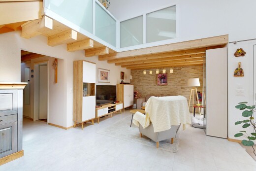 wohnzimmer mit fernseher, inside property, drywall, gipskartonwand, und brick wall