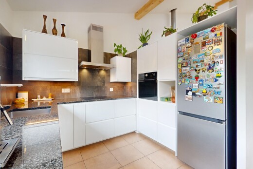 küche mit kühlschrank, weiße schränke, ofen, küchenrückwand beim herd, und küchenrückwand beim Herd