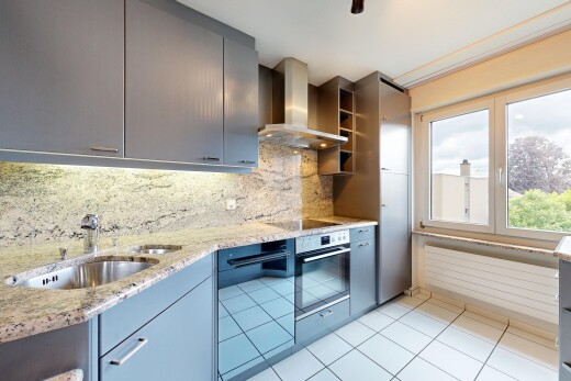 cuisine avec open shelves, étagères ouvertes, hotte, light floor, et four