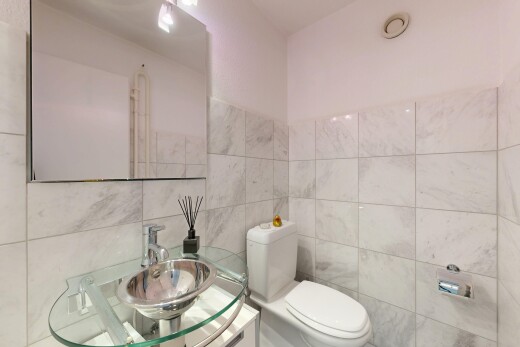 bad mit toilette, gäste-wc, spiegel, inside property, und schminktisch