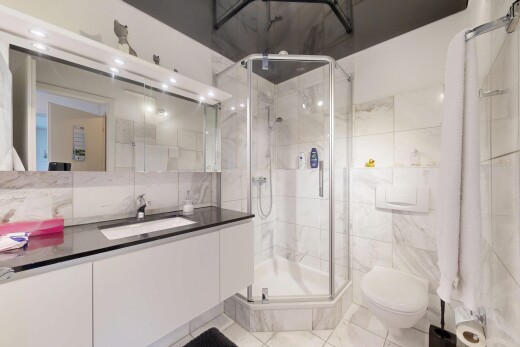 bad mit komplettes badezimmer, inside property, fliesenwand, tile wall, und schminktisch