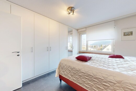 zimmer / schlafzimmer mit natürliches licht, natural light, und inside property