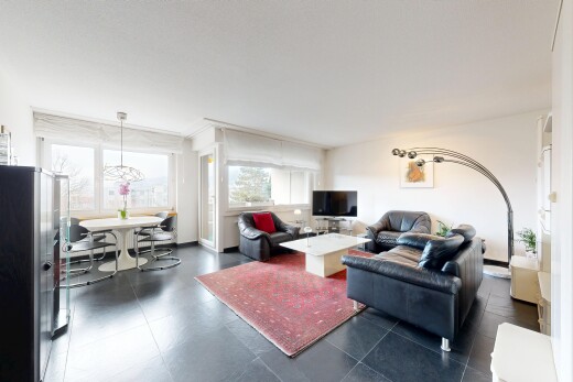 wohn- / esszimmer mit natürliches licht, natural light, inside property, fernseher, und gipskartonwand