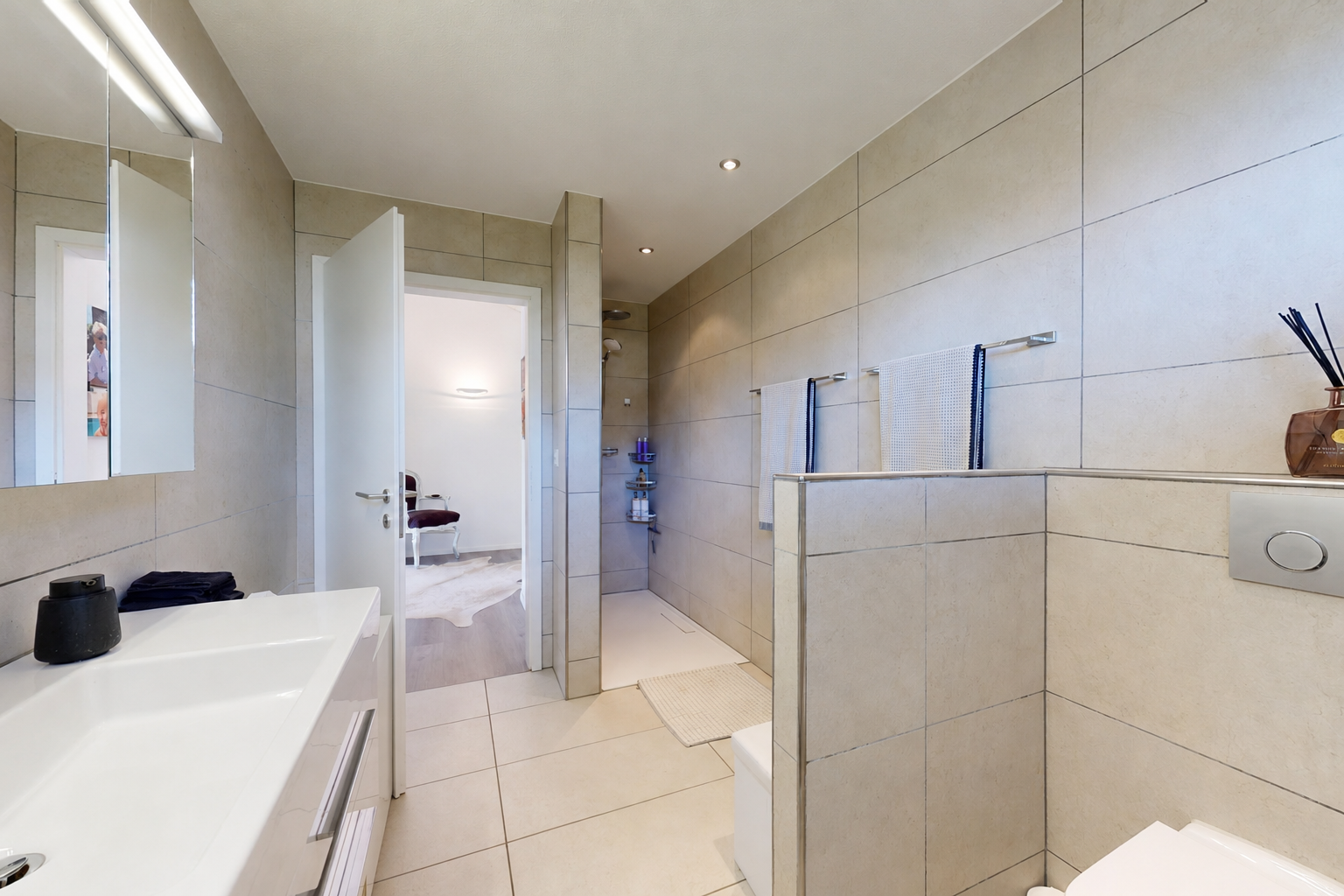 bad mit fliesenwand, tile wall, dusche, komplettes badezimmer, und spiegel