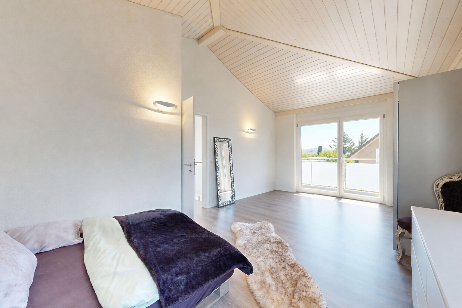 wohnzimmer mit high end ceiling, vaulted ceiling, dachschräge, high ceiling, und hohe decke