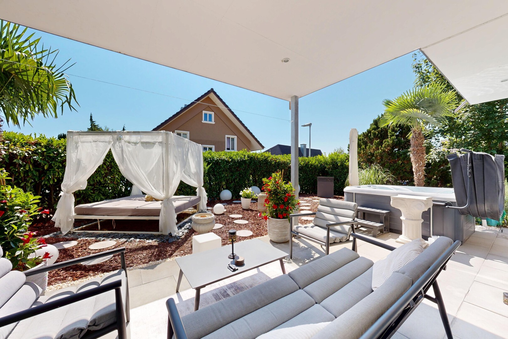 terrasse mit wohnraum im freien, whirlpool, terrasse, from property, und day time