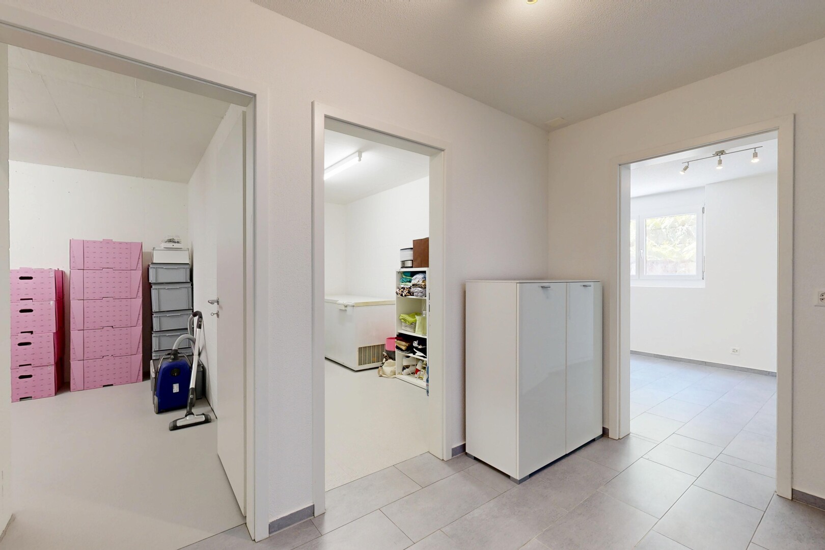 halle / korridor mit drywall, gipskartonwand, inside property, natürliches licht, und light floor