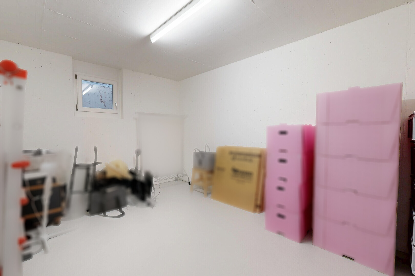 büro mit inside property, natürliches licht, drywall, gipskartonwand, und keller