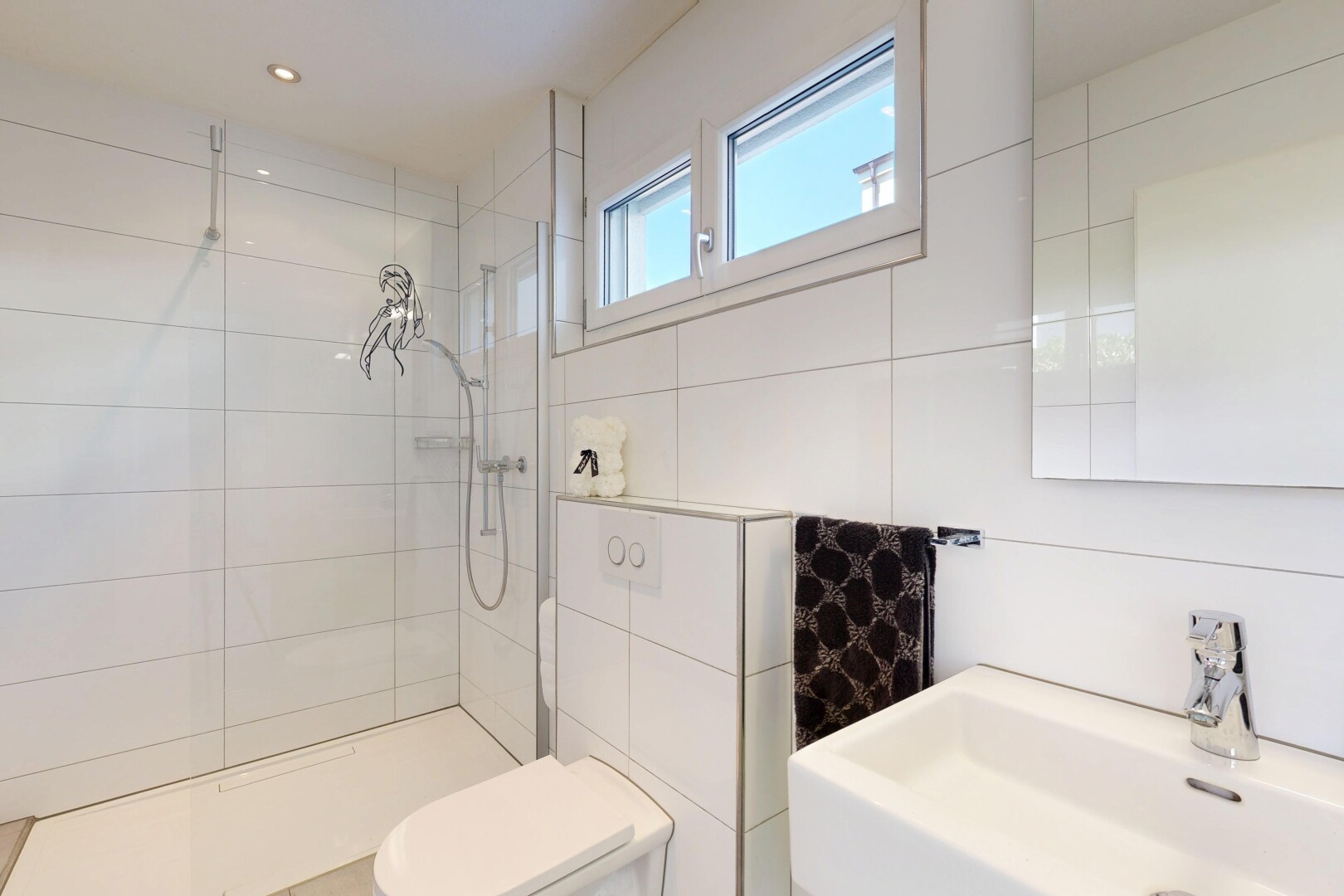 bad mit komplettes badezimmer, waschbecken, dusche, spiegel, und fliesenwand