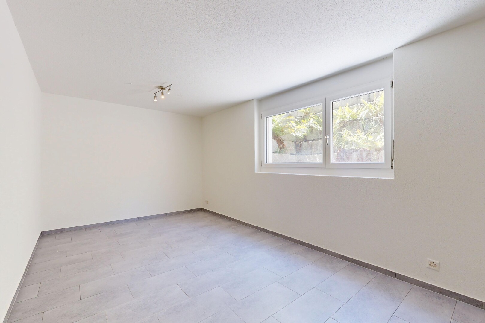 leerer raum mit deckenbeleuchtung, drywall, gipskartonwand, light floor, und inside property