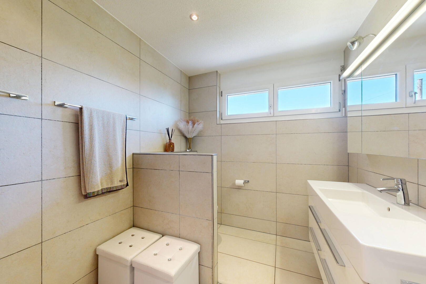 bad mit fliesenwand, tile wall, schminktisch, einbauleuchten, und day time