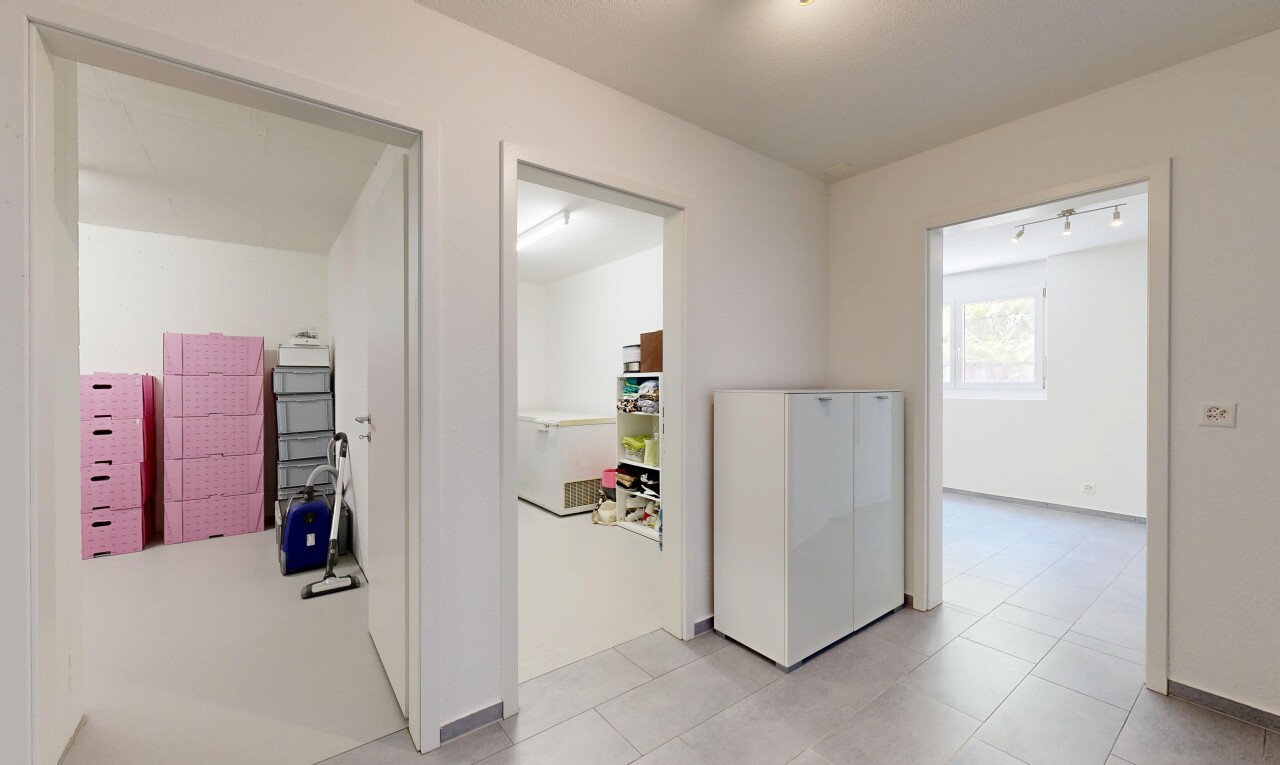 halle / korridor mit drywall, gipskartonwand, inside property, natürliches licht, und light floor