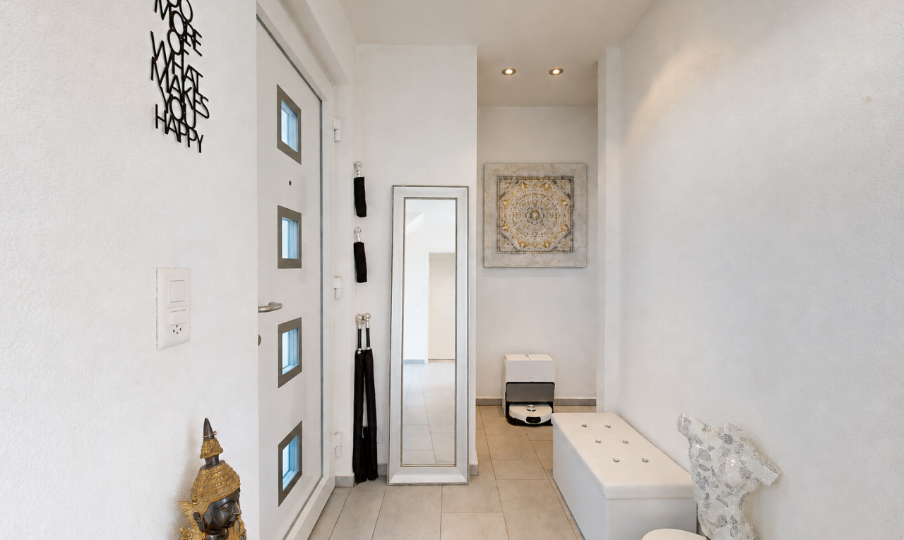 halle / korridor mit einbauleuchten, inside property, light floor, tile floor, und fliesenboden