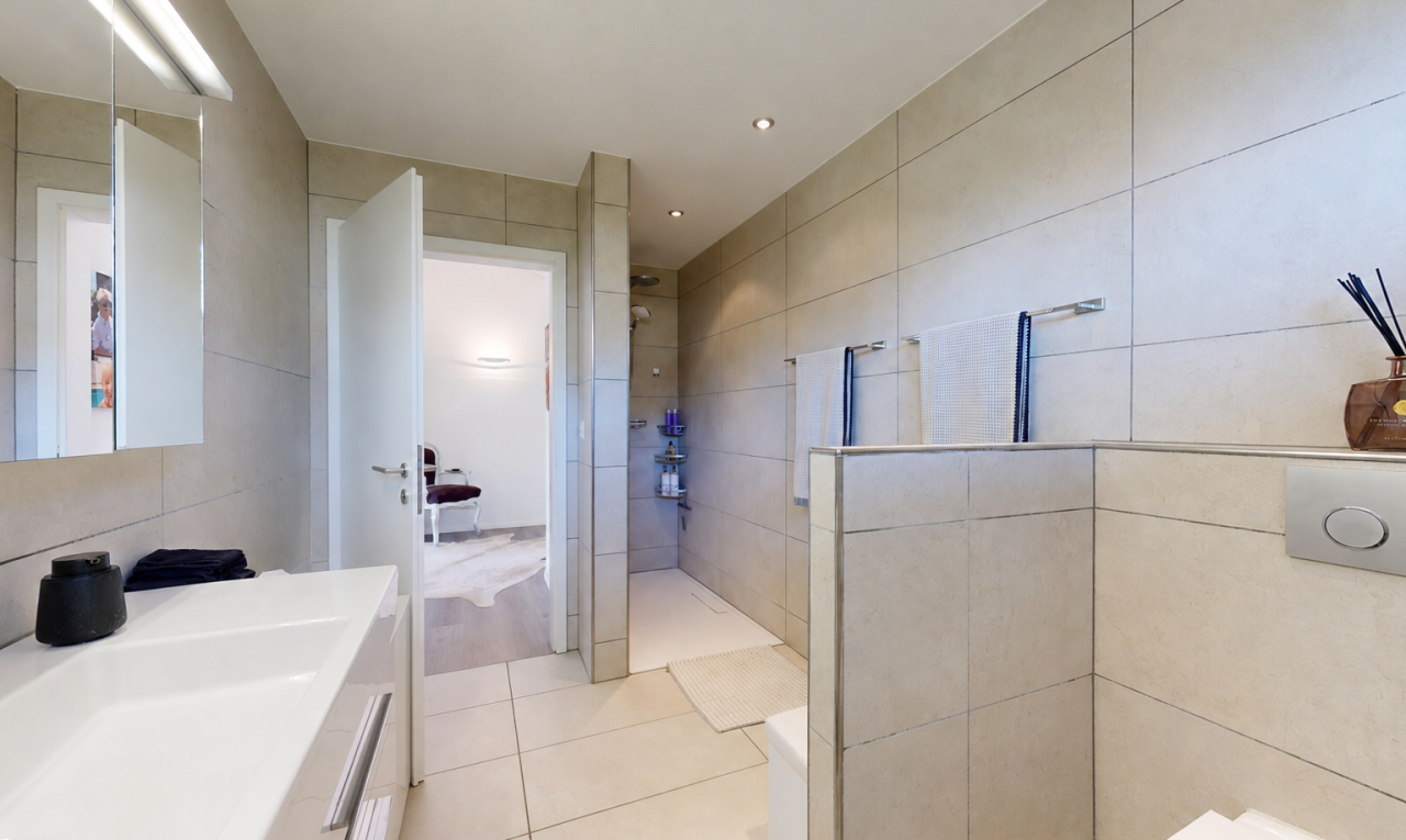 bad mit fliesenwand, tile wall, dusche, komplettes badezimmer, und spiegel
