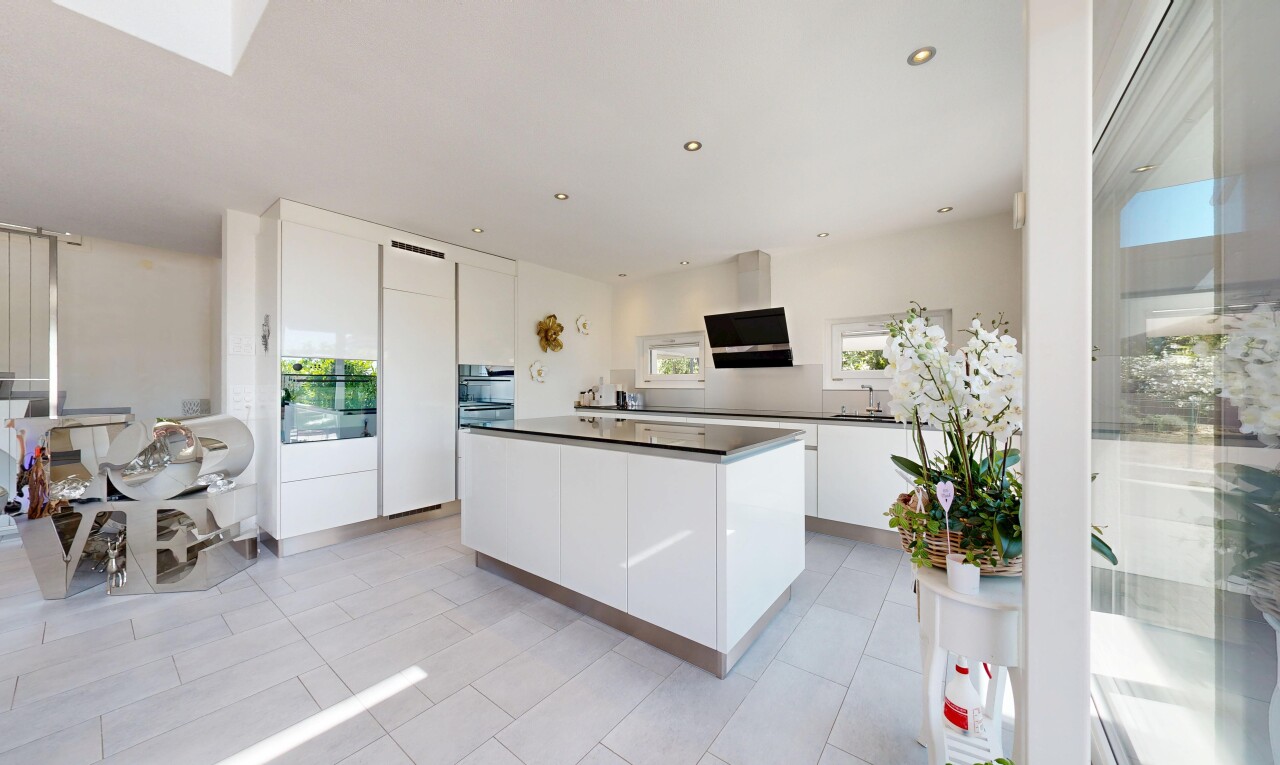 küche mit flat panel cabinets, schränke mit flachen paneelen, light floor, einbauleuchten, und white cabinets