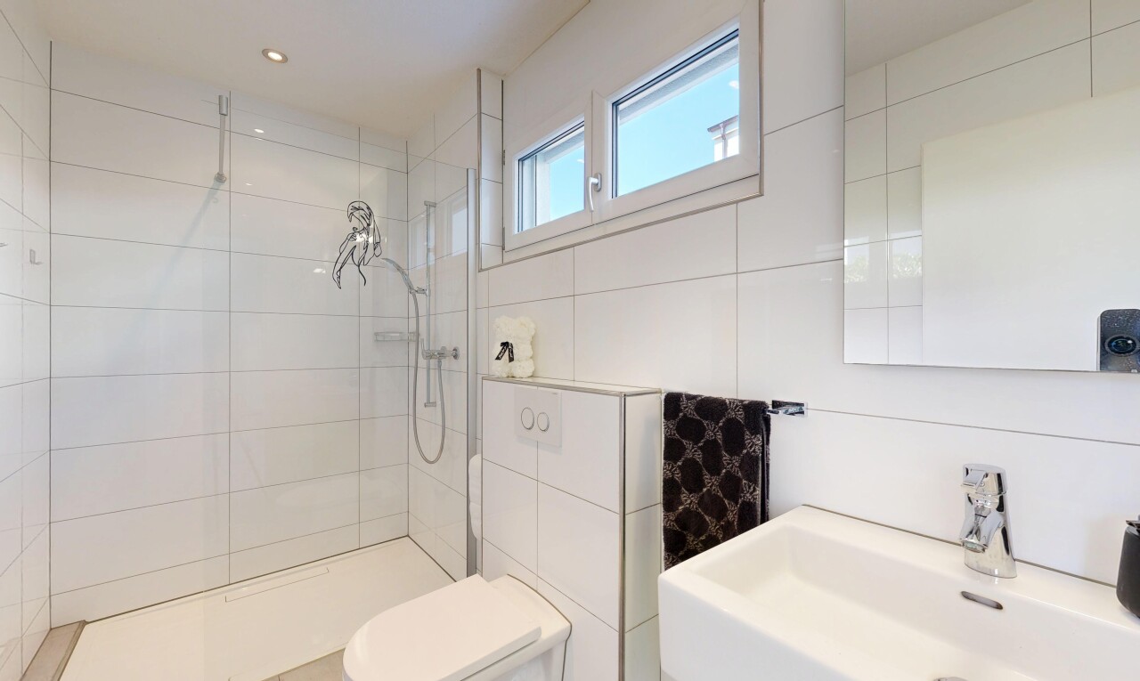 bad mit komplettes badezimmer, waschbecken, dusche, spiegel, und fliesenwand