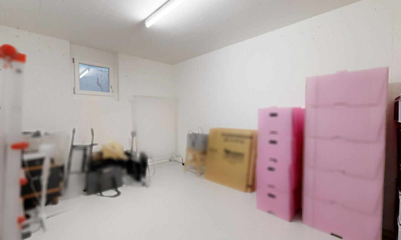büro mit inside property, natürliches licht, drywall, gipskartonwand, und keller