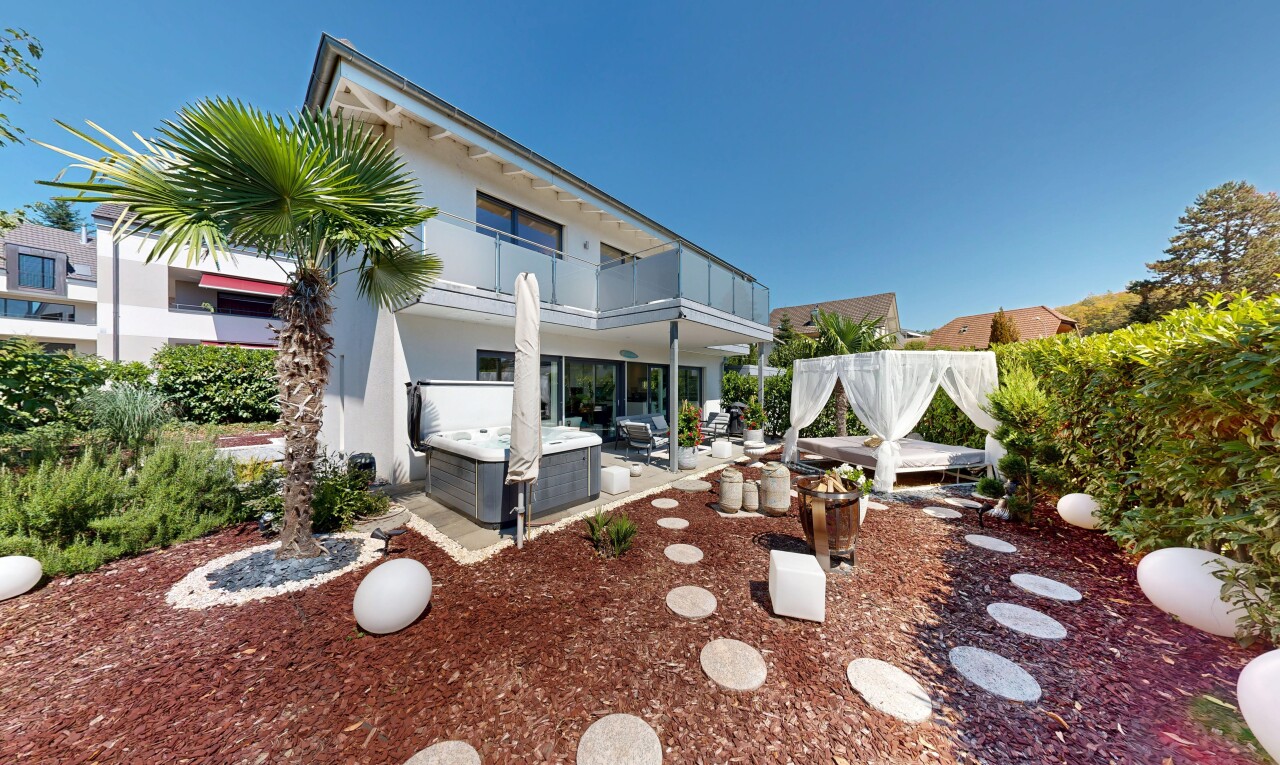 außenansicht mit terrasse, whirlpool, balkon, property visible, und day time