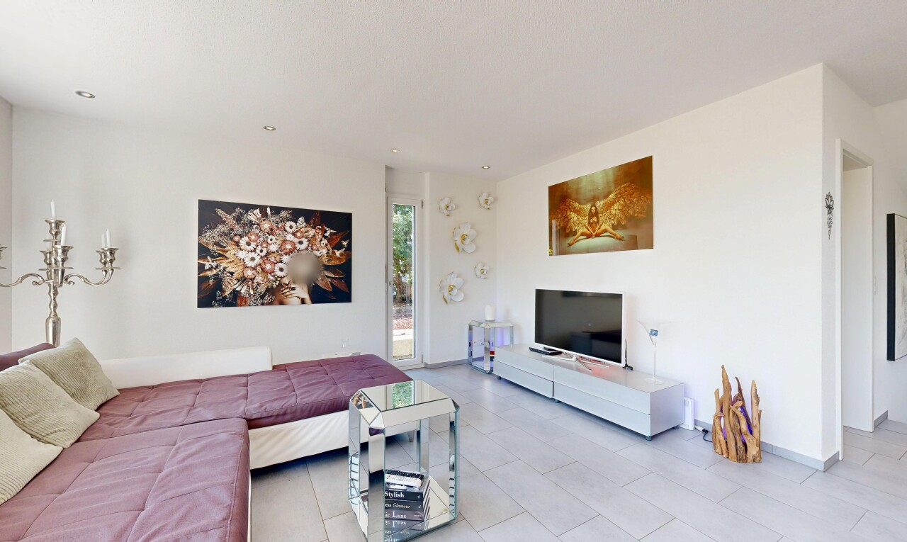 wohnzimmer mit fernseher, drywall, gipskartonwand, einbauleuchten, und light floor