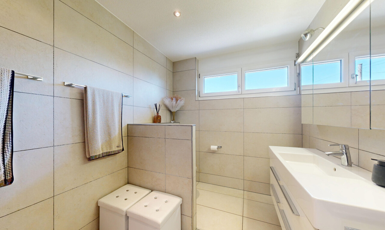 bad mit fliesenwand, tile wall, schminktisch, einbauleuchten, und day time