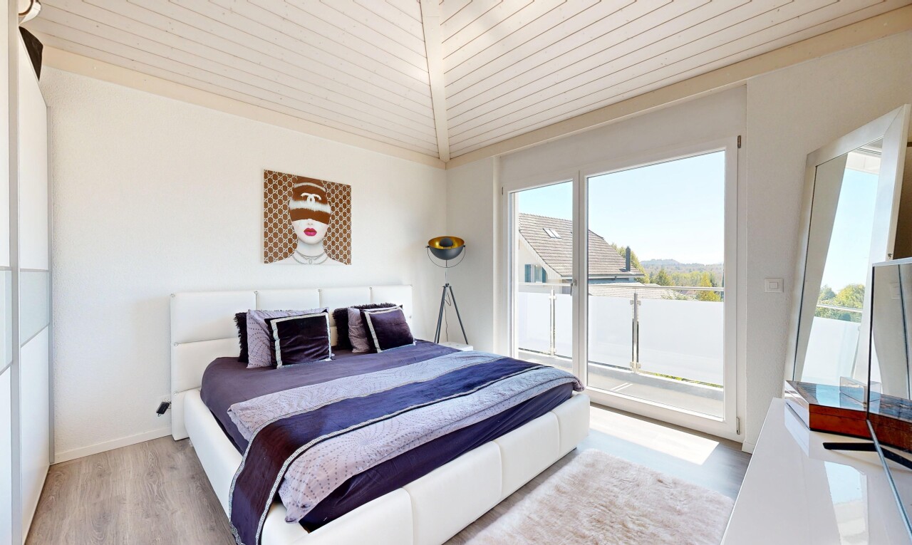 zimmer / schlafzimmer mit außenzugang, vaulted ceiling, dachschräge, day time, und drywall