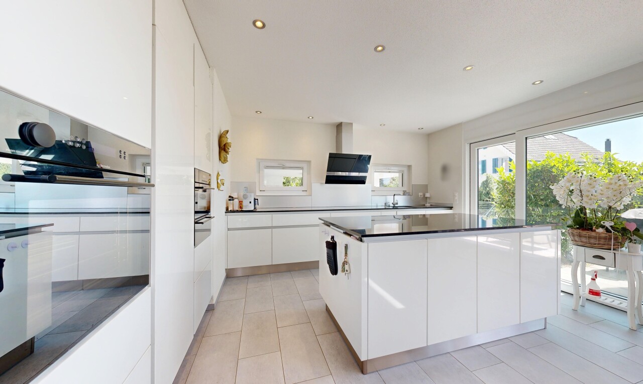 küche mit light floor, white cabinets, weiße schränke, einbauleuchten, und kitchen island