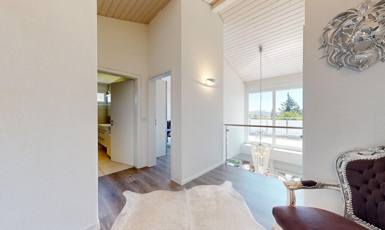 halle / korridor mit high ceiling, hohe decke, vaulted ceiling, dachschräge, und wood finish floor