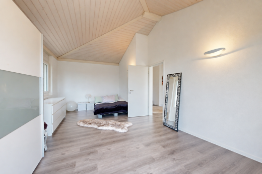 wohnzimmer mit high end ceiling, vaulted ceiling, dachschräge, high ceiling, und hohe decke