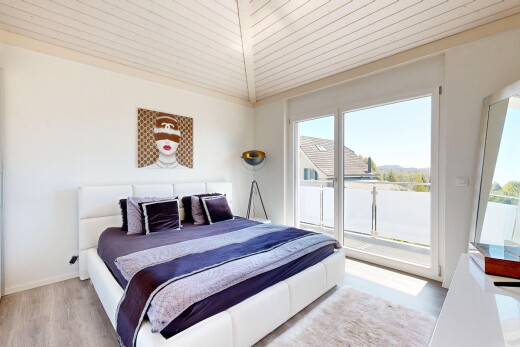 zimmer / schlafzimmer mit außenzugang, vaulted ceiling, dachschräge, day time, und drywall