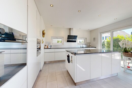 küche mit light floor, white cabinets, weiße schränke, einbauleuchten, und kitchen island