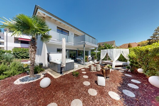 außenansicht mit terrasse, whirlpool, balkon, property visible, und day time